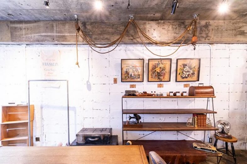 GOBLIN.原宿BAR&GALLERY店｜棚やラックなどの什器が豊富