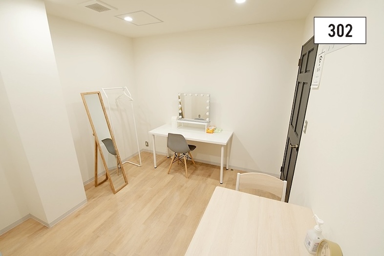 カミナリスタジオ｜【3F_控室（中）】控室302