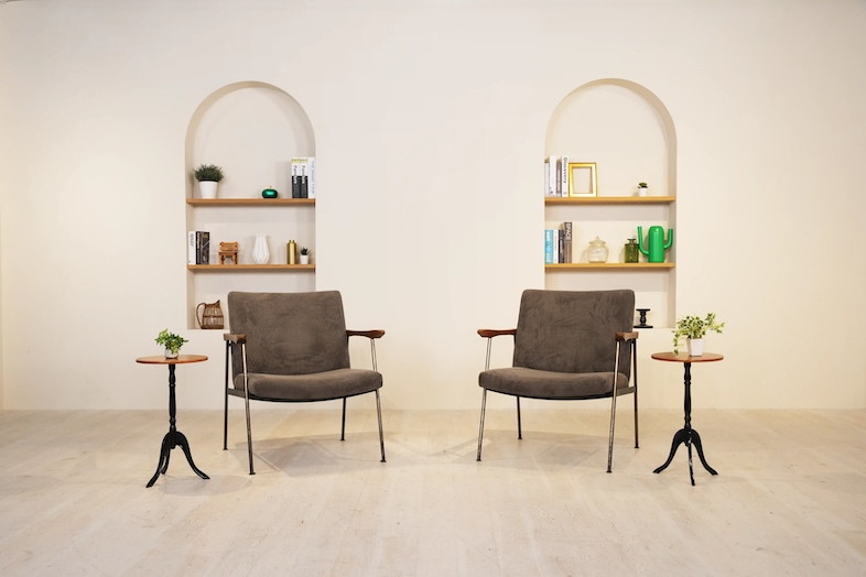 カミナリスタジオ｜【4F】アーチ状にくり抜かれた壁を背景として