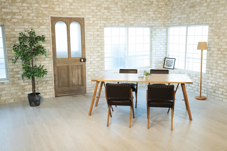 カミナリスタジオ｜【4F】二面採光のスペース