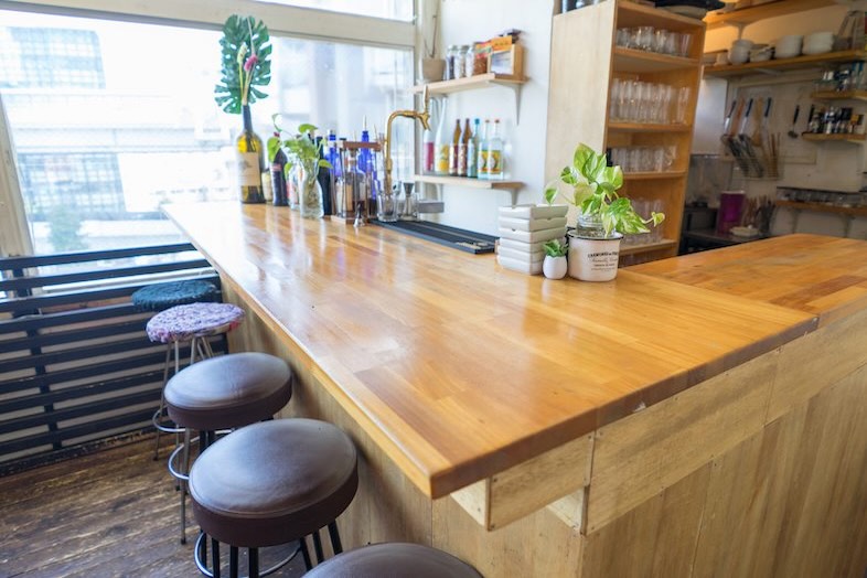 GOBLIN.三軒茶屋BAR店｜ウッド調のバーカウンターと床が醸し出すナチュラルな雰囲気の店内