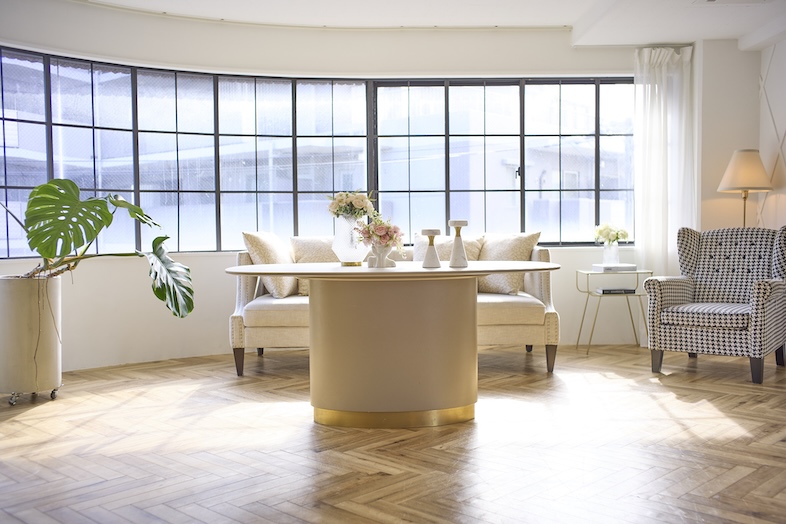 STUDIO Stella｜【4F】大きな窓から入る自然光と上質な家具は雑誌撮影やブランドビジュアルに最適