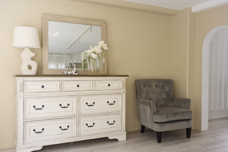 STUDIO Stella｜【3F】クラシックなチェストとアーチ壁