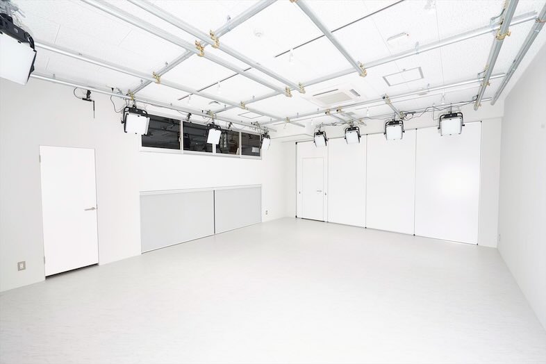 【C STUDIO】一面白のC STUDIOは、MAIN STUDIOと連携することも可能