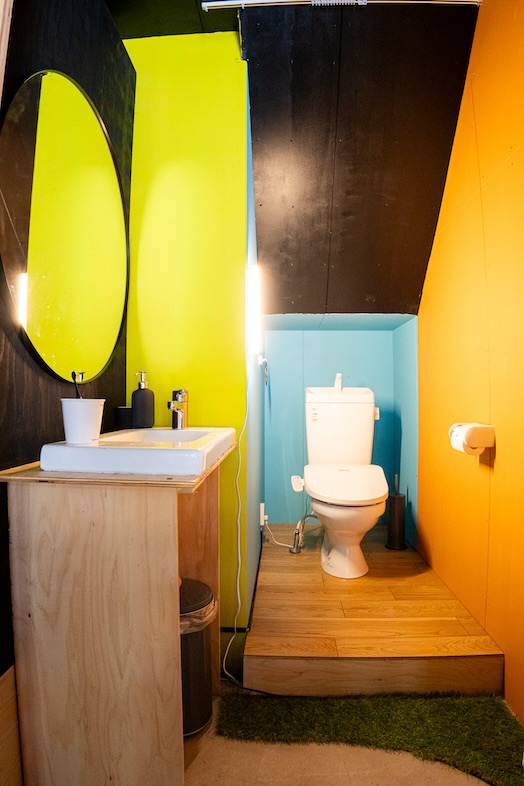 ポップなデザインのトイレスペース