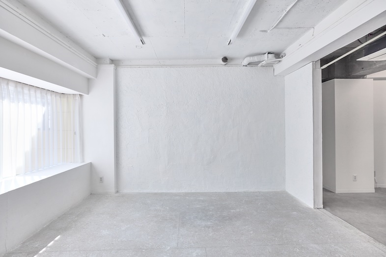 NU studio｜均一な白壁と天井が広がる引きの構図