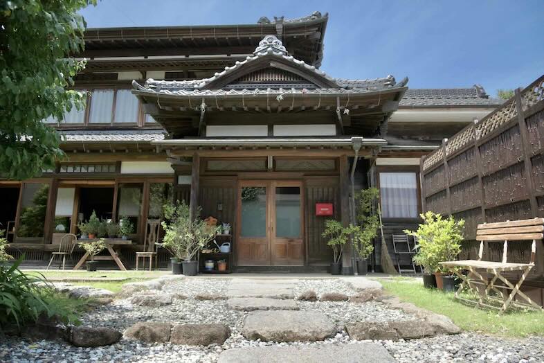 佐倉スタジオ｜【玄関外観】重厚な玄関の構えは来客シーンや旅館設定にもフィット