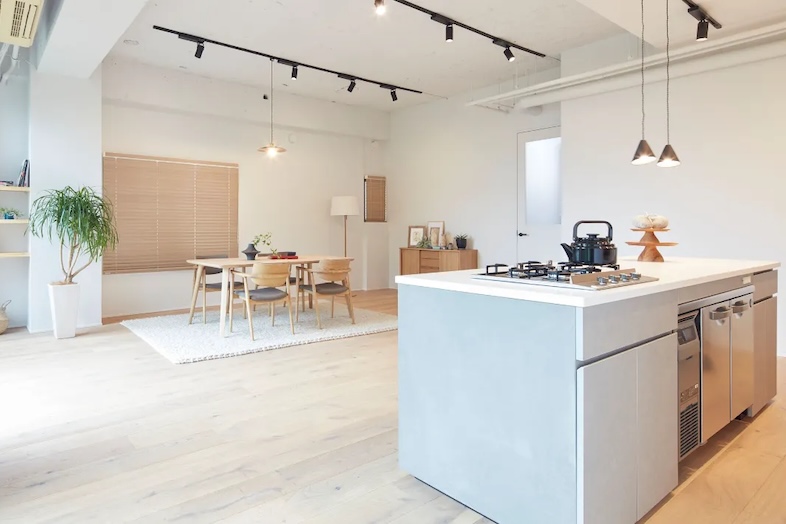 スタジオピーク表参道 1F｜広いLDKを奥から見たカット