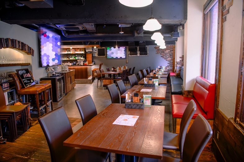 FELLOWS Bistro&Bar｜柔らかな日差しが入る日中は、貸切イベントや歓談シーン、飲食ブランドの広告撮影に最適