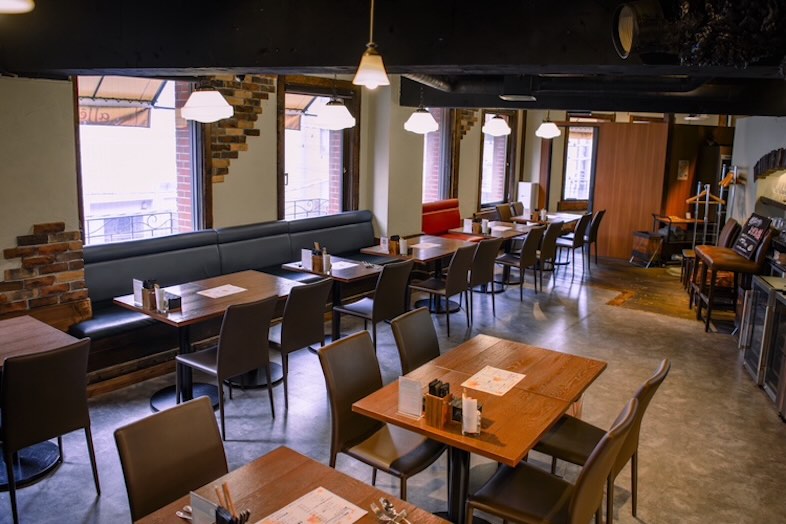 FELLOWS Bistro&Bar｜自然光が差し込む窓際席と落ち着いたインテリアが心地よい空間は、カフェミーティングやインタビュー撮影にもおすすめ