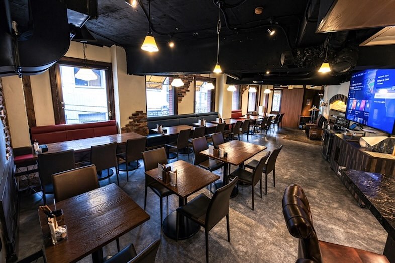 FELLOWS Bistro&Bar｜日中は窓から自然光が入る広々としたバル空間