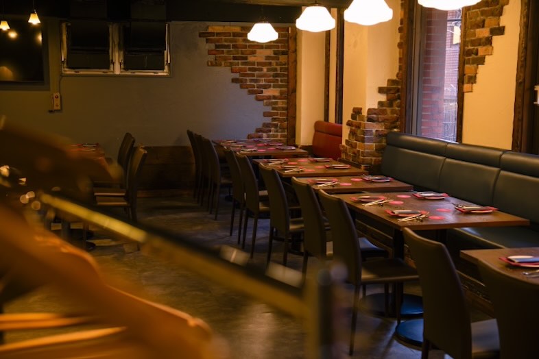 FELLOWS Bistro&Bar｜レンガのアクセント壁と長いテーブル席が並ぶビストロ空間は、会食シーンや会話が弾むドラマ撮影に最適