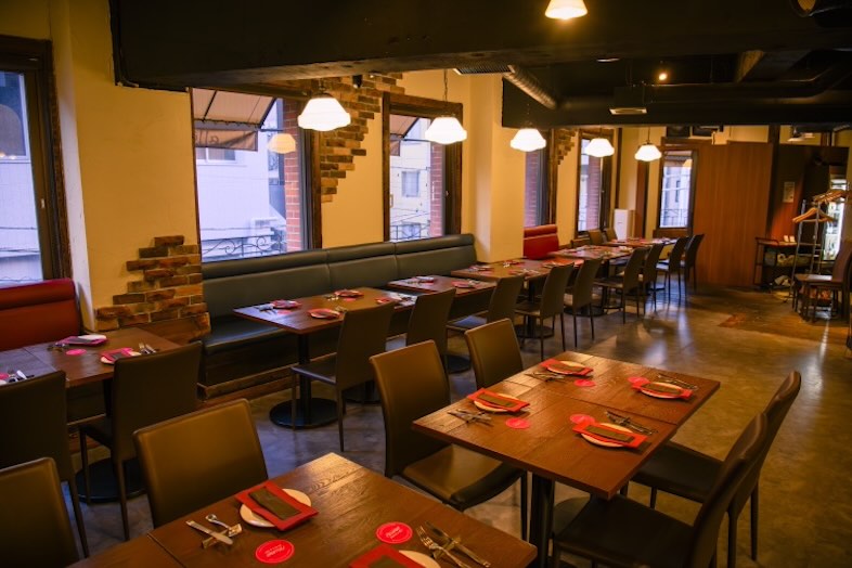 FELLOWS Bistro&Bar｜奥行きのある空間は、レストランデートシーンやグループでの食事シーンなどの撮影に