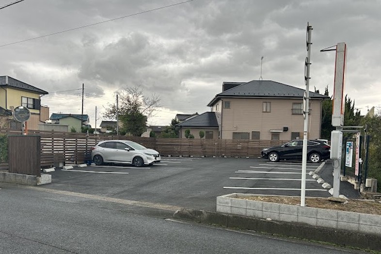 モデルハウス TRETTIO GRAD｜スタジオから30mほどの場所に、乗用車で14台分駐車可能な駐車場有。事前にご連絡を頂ければ無料で利用可能です。