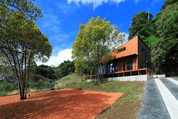 【外観】庭に敷きつめられたレンガチップとVillaのウッド壁、緑のコントラストが絶妙なロケーション