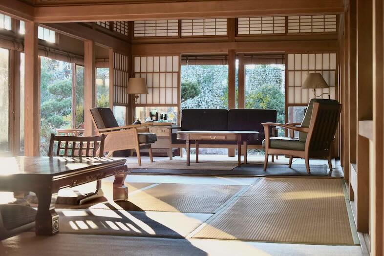 佐倉スタジオ｜【居間】奥の8畳間に洋家具を入れた様子