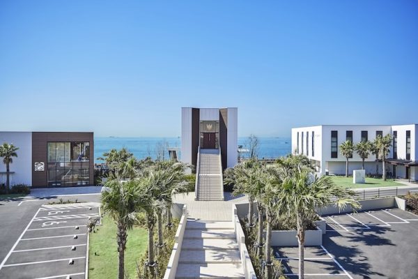 【建物外観】海と緑に包まれたリゾート感溢れるロケーション