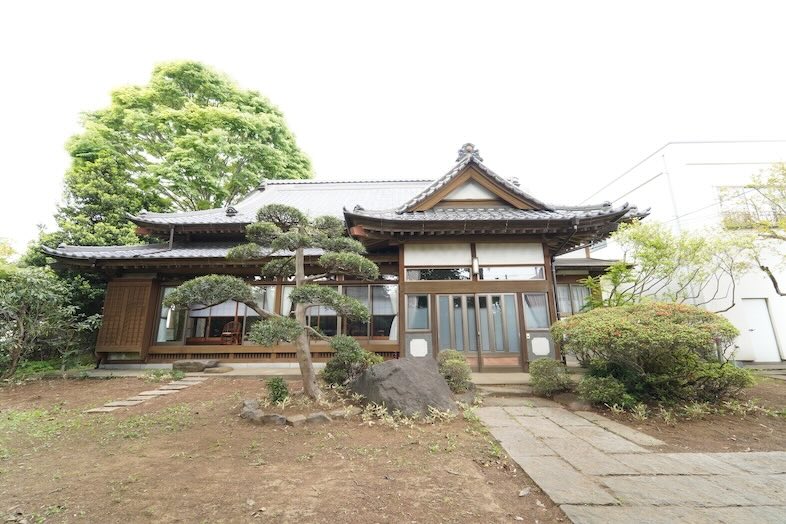 松の木が植えられた玄関前のスペース