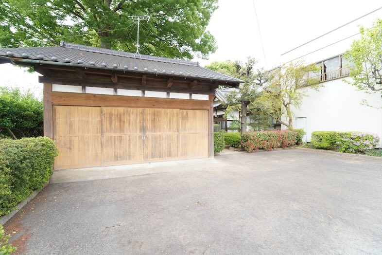 離れの小屋