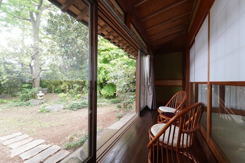 木々が豊富な庭を背景にできる縁側