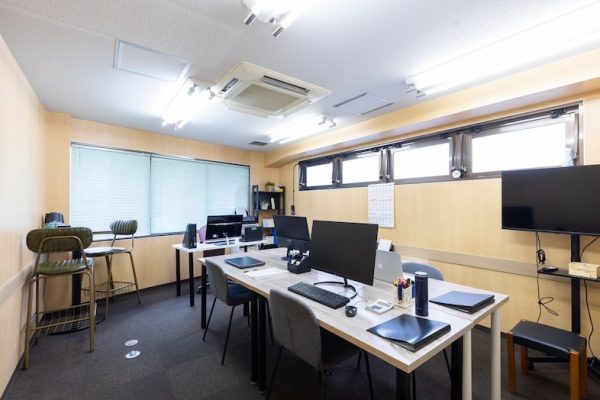 【会議室A】デスク、パソコンを設置してリアルなオフィスシーンに