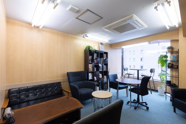 【ラウンジ 会議室B】社交シーンや談笑シーンなどバリエーション豊かな撮影に対応