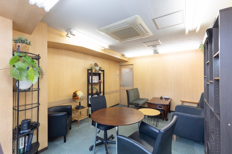 TOKYOSTAY Studio｜【ラウンジ 会議室B】レトロな雰囲気が特徴のラウンジ