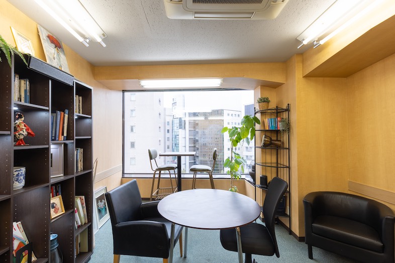 TOKYOSTAY Studio｜【ラウンジ 会議室B】大きな窓から入る自然光での撮影が可能
