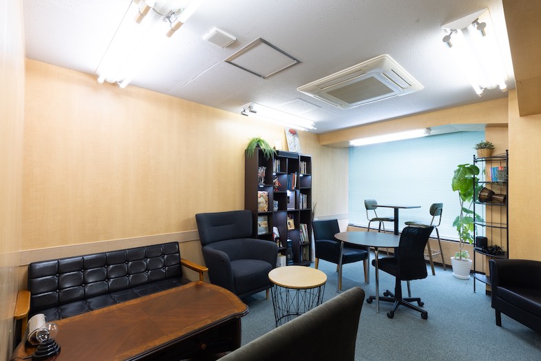 TOKYOSTAY Studio｜【ラウンジ 会議室B】ビンテージ間のあるレトロなソファや家具あり
