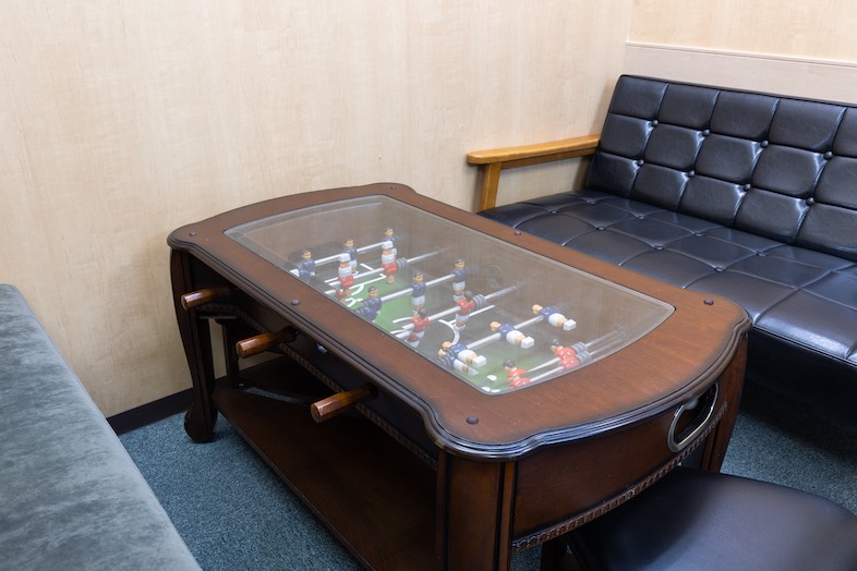 TOKYOSTAY Studio｜【ラウンジ 会議室B】サッカーゲームテーブルにも早変わりします