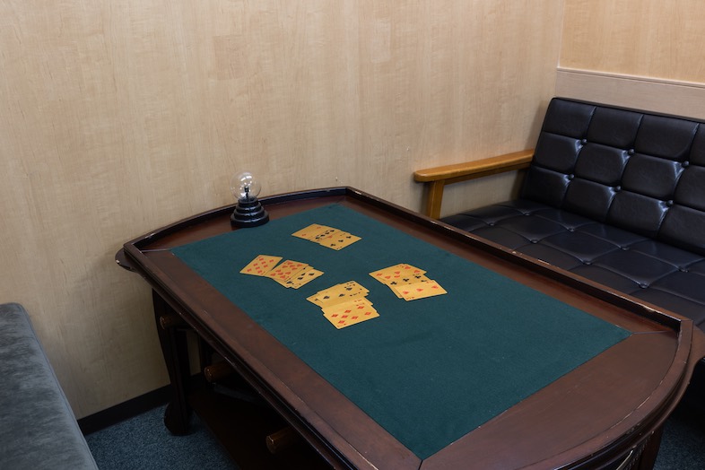 TOKYOSTAY Studio｜【ラウンジ 会議室B】重厚感のあるローテーブルは、天板を変更することでボードゲームテーブルとしても利用可能