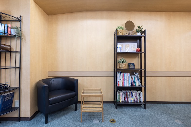 TOKYOSTAY Studio｜【ラウンジ 会議室B】YouTubeや番組での対談シーンに最適