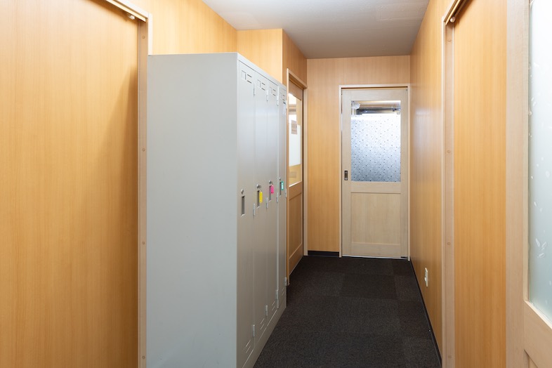 TOKYOSTAY Studio｜【廊下】オフィスでのロッカーシーンに