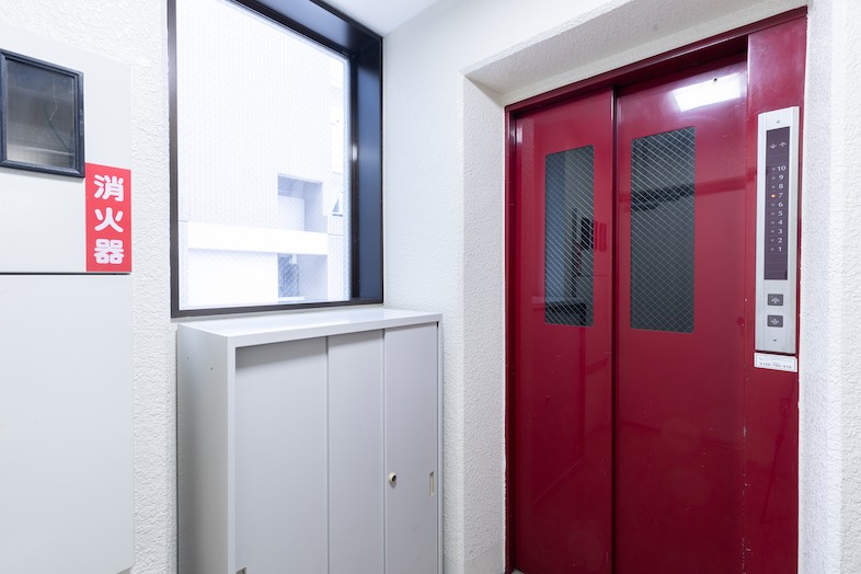 TOKYOSTAY Studio｜【共用部】赤い扉が目を惹くエレベーター