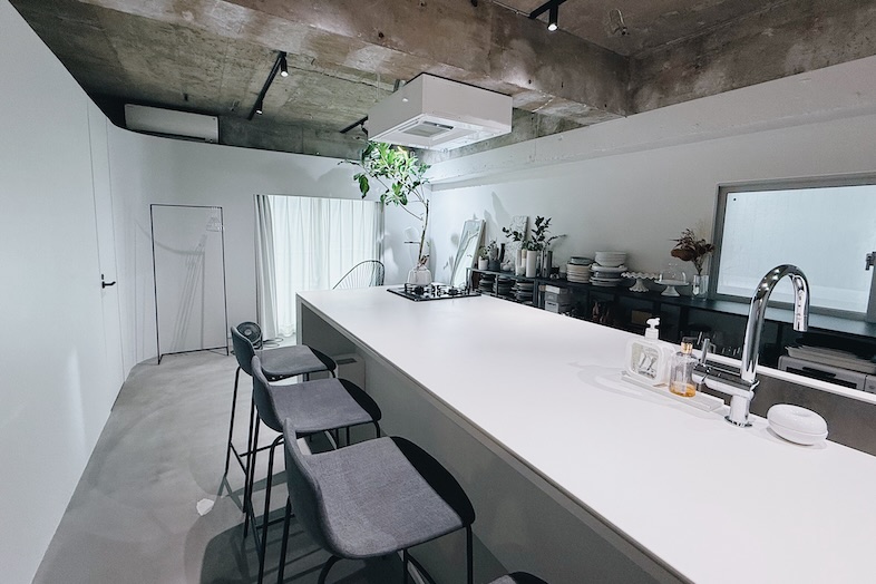 Studio Mog｜カウンター＆スツール配置なのでトーク形式や料理教室風のカットも撮りやすい