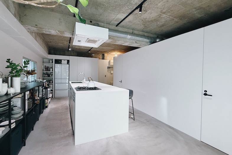 Studio Mog｜奥行きと抜け感があるレイアウトなので、キッチン全景で食卓シーンの演出が可能