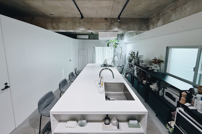 Studio Mog｜コンクリ天井と白壁が映えるシンプルなキッチンはどの角度からも絵になるため商品・ブランド撮影にも最適