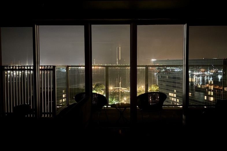 テラスの窓越しに夜景を撮影することも可能
