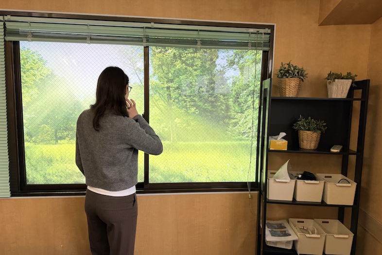 TOKYOSTAY Studio｜【会議室A】スクリーンシートを使用し、緑豊かなオフィスシーンの演出が可能