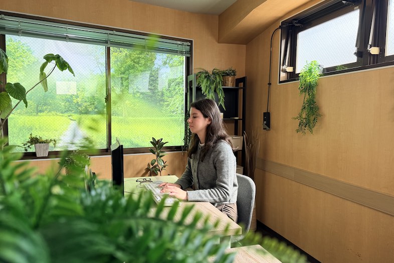 TOKYOSTAY Studio｜【会議室A】無料で使用可能なスクリーンシートをレイアウトし、背景を変えた撮影が可能です