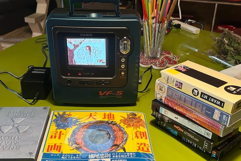 ビデオレコーダーをはじめとする懐かしの小物たち