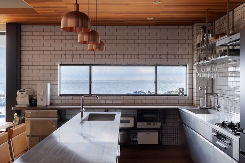Yokohama K Studio GIFT HOUSE 館山︎｜キッチンからも海を撮影することが可能