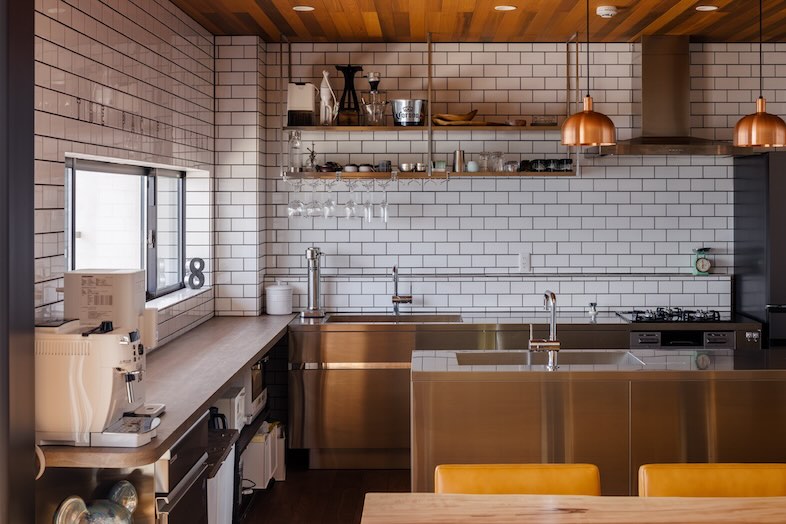 Yokohama K Studio GIFT HOUSE 館山︎｜窓から自然光が差し込むキッチンスペース