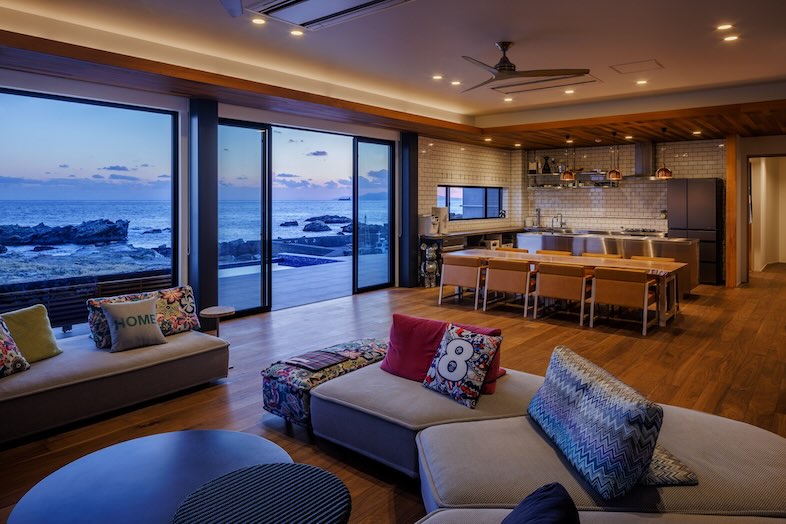 Yokohama K Studio GIFT HOUSE 館山︎｜大きな窓から壮大な自然を背景に撮影できるリビング