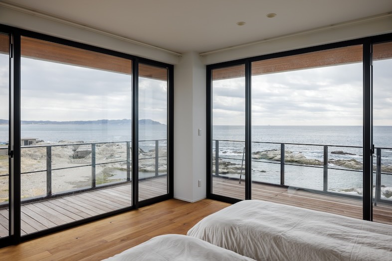 Yokohama K Studio GIFT HOUSE 館山︎｜二面採光のベッドルーム