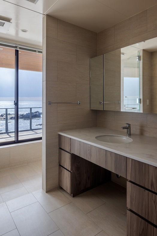 Yokohama K Studio GIFT HOUSE 館山︎｜モダンな洗面台はスキンケア・ハンドケア商品などの撮影におすすめ