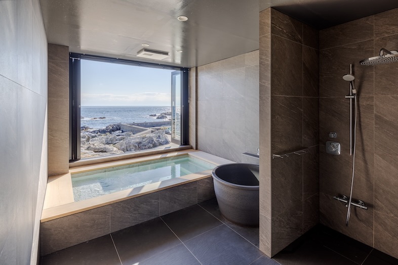 Yokohama K Studio GIFT HOUSE 館山︎｜大理石調のラグジュアリーなバスルーム