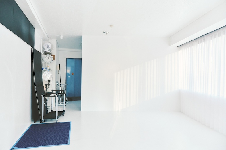 SHIROKABEスタジオ｜スタジオ入口から白ホリゾント、スペース奥を見渡した全体図