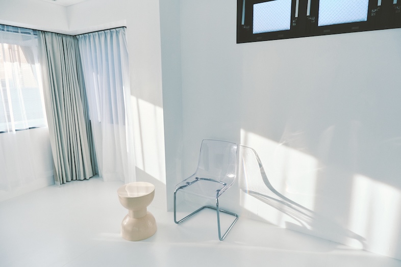 SHIROKABEスタジオ｜左右両方から明るく自然光が入る壁も床も白一色の空間