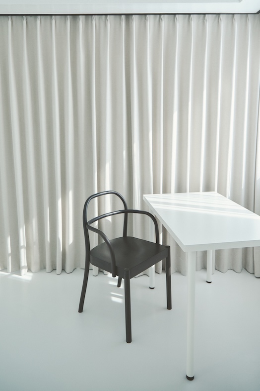 SHIROKABEスタジオ｜自然光の反射と陰影が美しい壁も床も白一色の空間